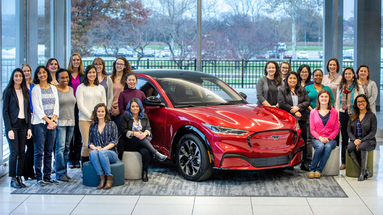 Πόσες γυναίκες βρίσκονται πίσω από την εξέλιξη της ηλεκτρικής Mustang Mach-E;